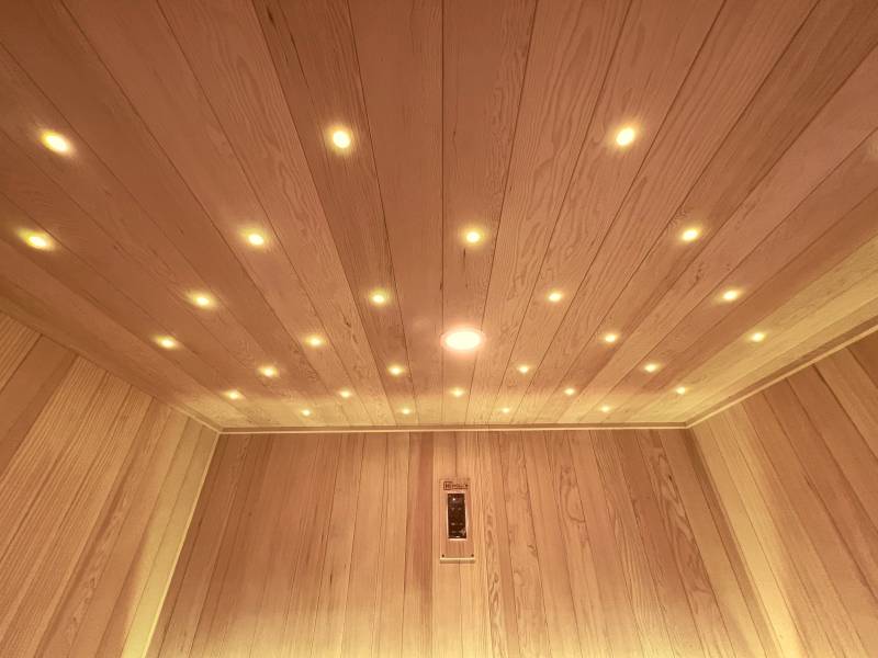Intérieur du sauna traditionnel à vapeur haut de gamme UTOPIA