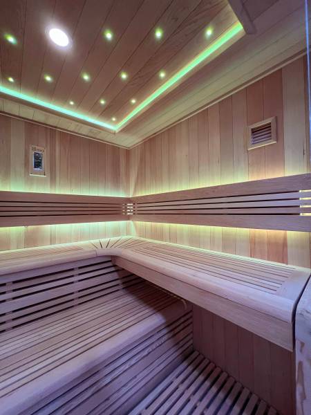 Intérieur du sauna traditionnel à vapeur haut de gamme UTOPIA avec LED d'ambiance pour 6 personnes