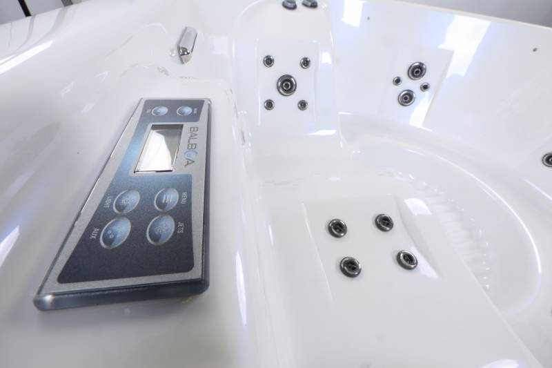 Spa avec panneau de contrôle facile et rapide pour contrôler votre spa depuis l'eau 