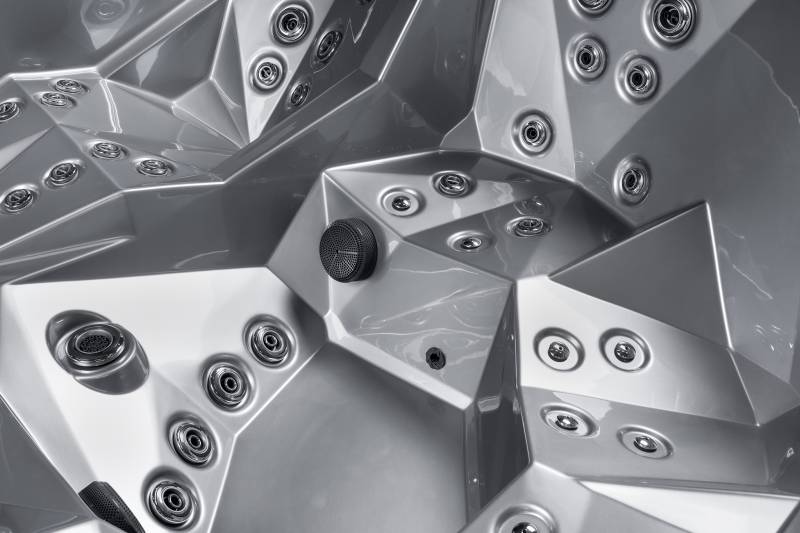 Spa acrylique modèle  Oka Diamond 5 places, 2 places allongés et 3 places assises balnéothérapie massage, hifi personnalisable dans le magasin de spa Wellamo à Manosque 04