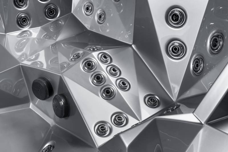 Spa acrylique modèle  Oka Diamond 5 places, 2 places allongés et 3 places assises balnéothérapie massage, hifi personnalisable dans le magasin de spa Wellamo à Manosque 04