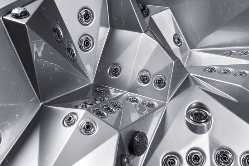 Spa acrylique modèle  Oka Diamond 5 places, 2 places allongés et 3 places assises balnéothérapie massage, hifi personnalisable dans le magasin de spa Wellamo à Manosque 04