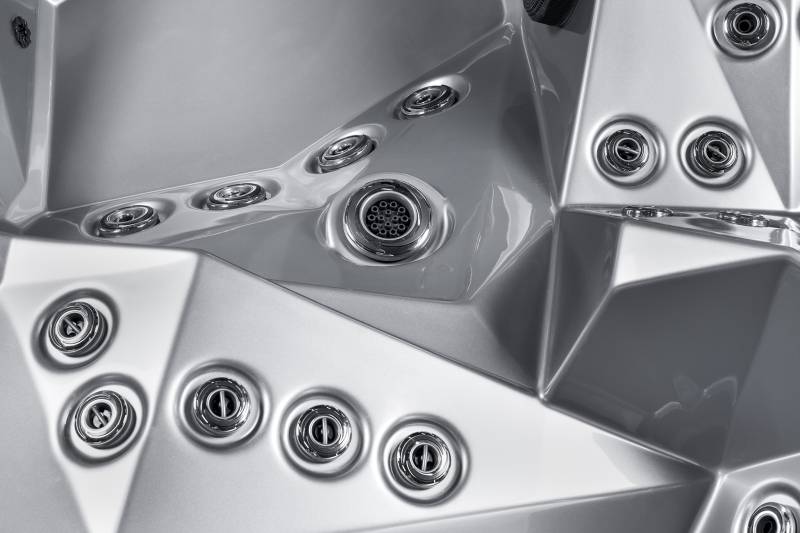 Spa acrylique modèle  Oka Diamond 5 places, 2 places allongés et 3 places assises balnéothérapie massage, hifi personnalisable dans le magasin de spa Wellamo à Manosque 04