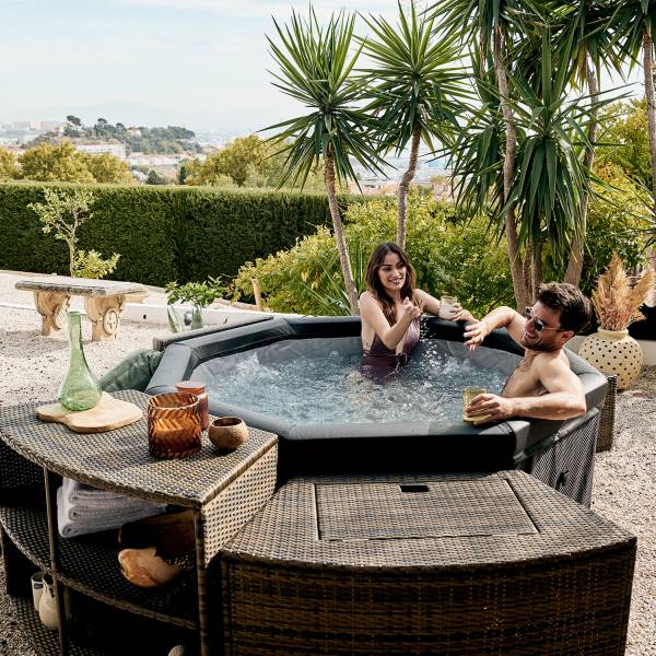 Spa semi-rigide OCTOPUS en extérieur en utilisation avec mobilier installé 