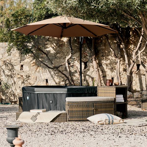 Spa semi-rigide OCTOPUS en extérieur avec mobilier installé 