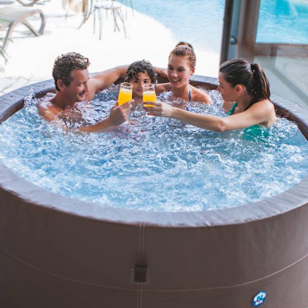 Modèle de spa semi rigide avec revêtement en simili cuir 