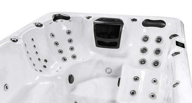 Spa de nage avec 49 buses et lignes épurées pour 9 personnes à Briançon