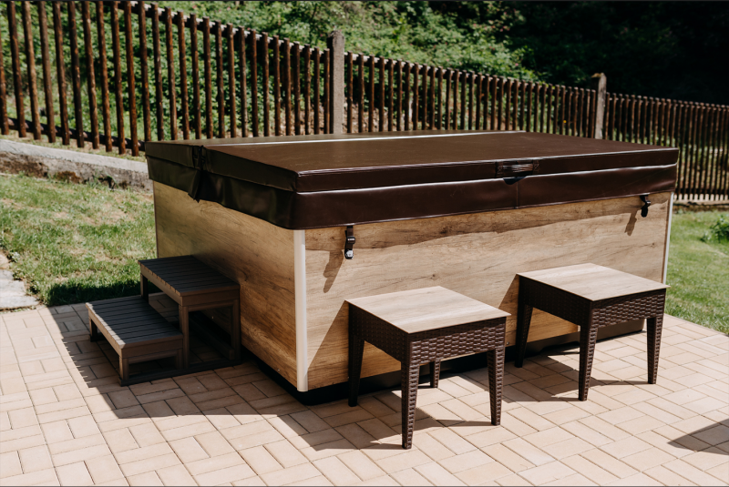 Couverture isotherme pour un hivernage facilité à Spa rigide acrylique 5 places modèle Prestige Saphire avec jets hydromassage et chromothérapie de la marque Holl's à Gap dans les Hautes Alpes 05