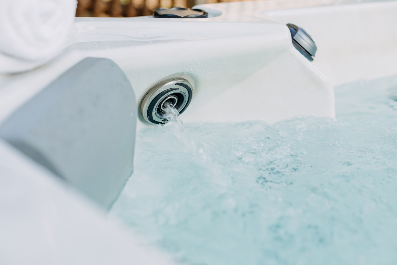 Appuis-tête avec Led intégré et éclaire Led buses et cuve à Spa rigide acrylique 5 places modèle Prestige Saphire avec jets hydromassage et chromothérapie de la marque Holl's à Gap dans les Hautes Alpes 05