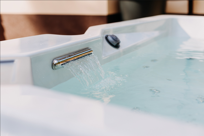 Zoom sur la cascade du spa Onyx Prestige qui vous procure relaxation et détente à Pertuis 84