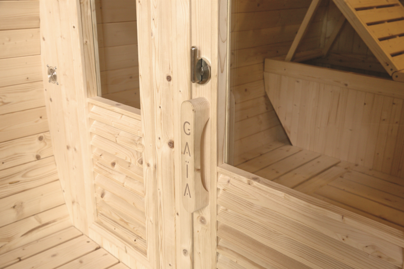 Sauna extérieur avec façade vitrée avec persiennes à Lacoste 