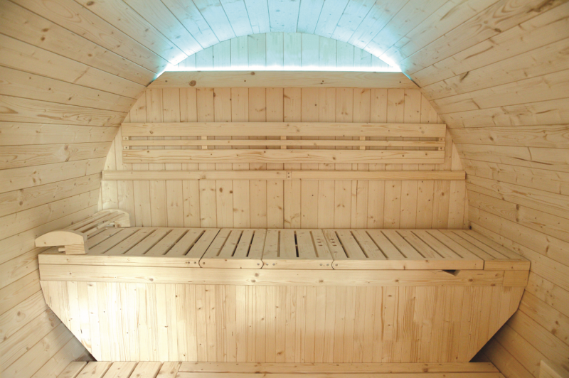 Sauna extérieur avec lumière LED pour détente grâce à la chromothérapie à Gap dans les Hautes Alpes 05