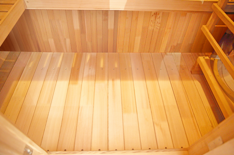 Sauna extérieur avec large espace pour un espace aéré et relaxant à Cadenet