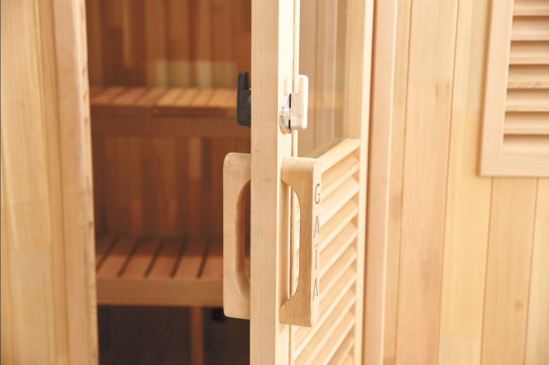 Sauna extérieur avec porte vitrée avec persiennes pour un design intemporel à Cadenet