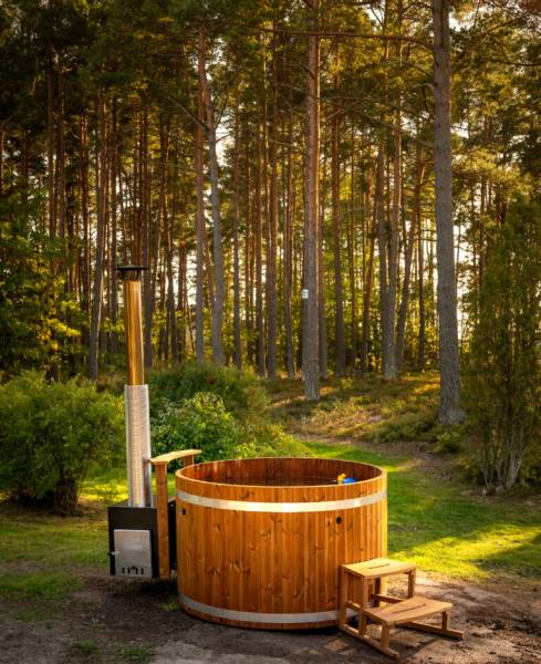 Bain nordique luxueux pour 6 à 8 personnes résistant aux moisissures et aux insectes fabriqué en véritable essence Red Cedar modèle FINLANDE à Digne les Bains dans le 04