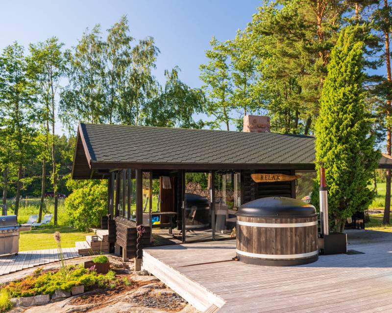 Bain nordique pour petit budget avec poêle électrique disponible en cuve bleu ou cuve grise pour intégration parfaite dans votre extérieur 