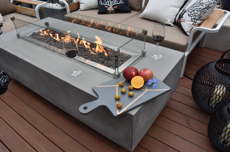 Moment de partage et de convivialité au coin du feu pour boire un verre ou prendre l'apéritif avec le modèle Granville à Sisteron 04