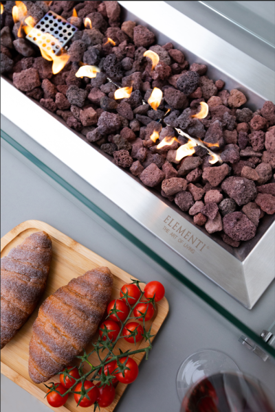 Zoom sur l'espace feu et les pierres de lave qui apportent une touche tendance et relaxante à votre brasero Granville à Sisteron 04 