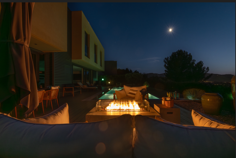 Profitez d'une belle lumière et d'une chaleur réconfortante avec le brasero Hampton à Dignes-les-Bains 04