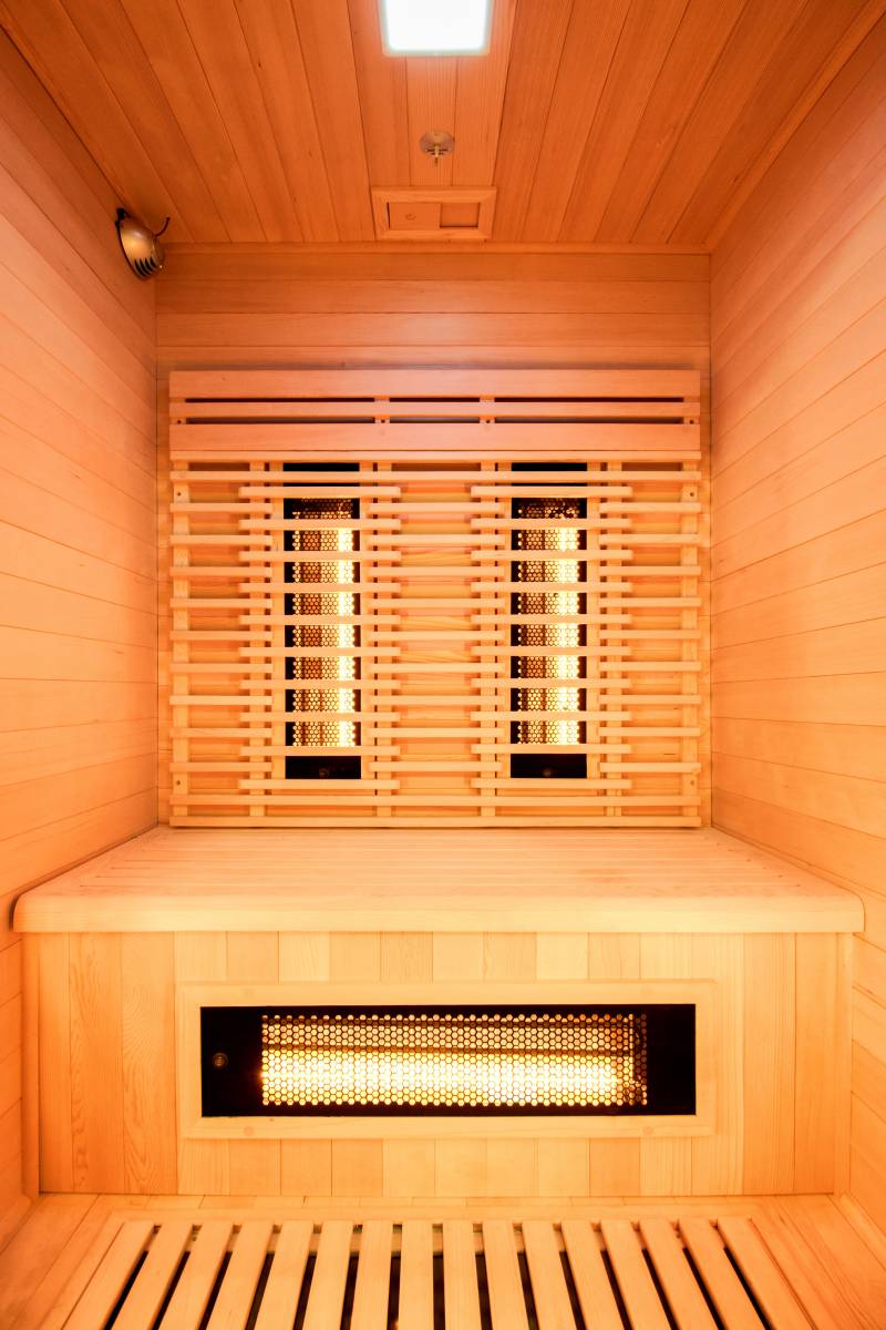Intérieur du sauna haut de gamme infrarouge Purewave 2 à Sisteron
