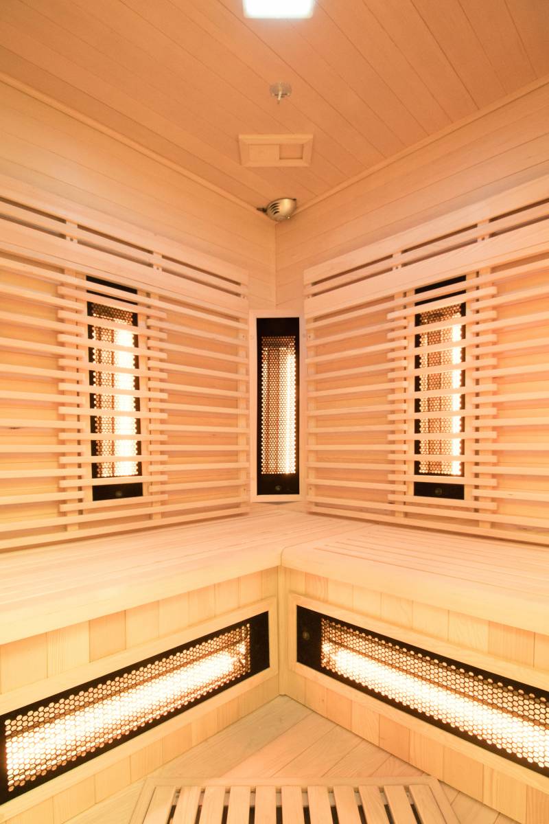 Intérieur du sauna infrarouge Purewave 3C avec émetteurs sur parois et au pieds à Sisteron