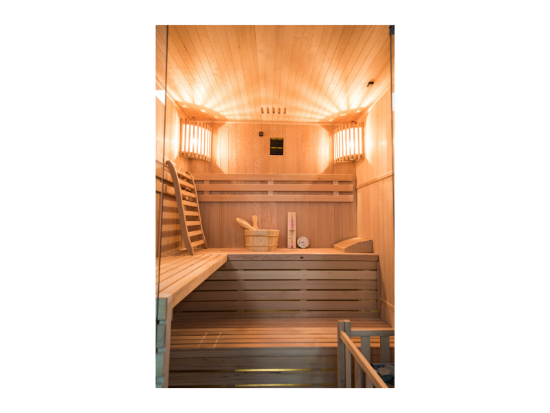 Intérieur du sauna traditionnel modèle SENSE pour 4 personnes 