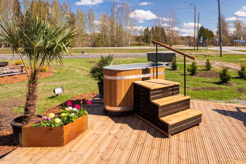 Installation d'un bain nordique ARCTIQUE BALNEO avec escalier en option pour cacher le bloc technique électriqu