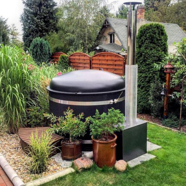 Bain nordique haut de gamme black edition cuve et habillage noir style chic et épuré avec lames étroites à Briançon dans le 05