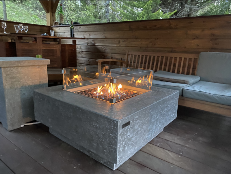 Un espace extérieur convivial autour de votre brasero Manhattan à Manosque 04