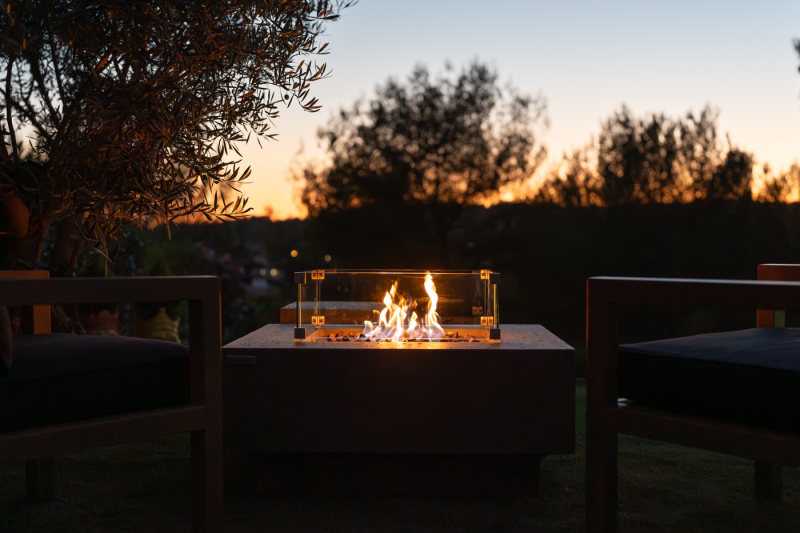 Profitez d'une belle lumière à la tombée de la nuit avec votre brasero Manhattan à Manosque 04