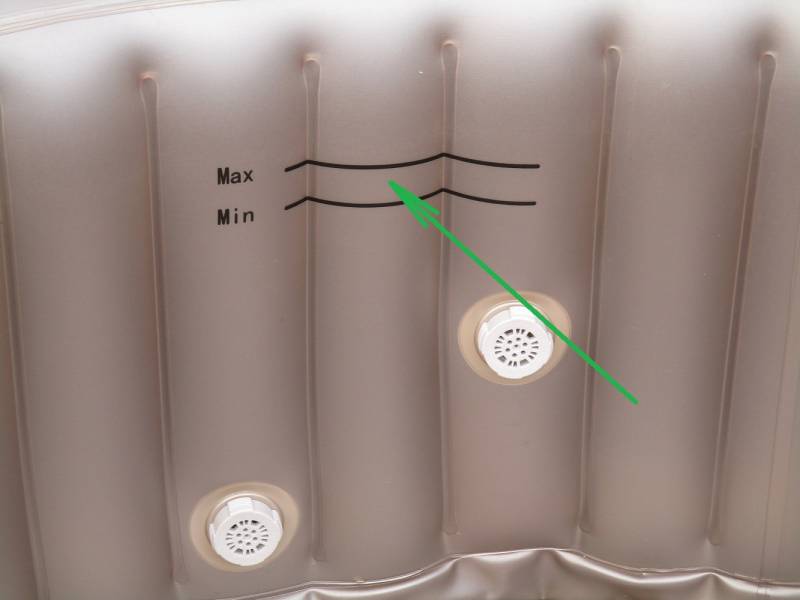 Vérification du niveau d'eau : Avant chaque utilisation, vérifiez que le niveau de l'eau se situe bien entre les marques haute et basse indiquées sur la paroi de votre spa
