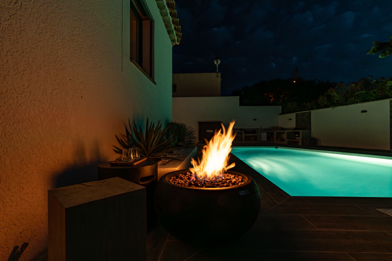 Brasero de type bol la nuit avec intensité de la flamme réglable à Apt 84 