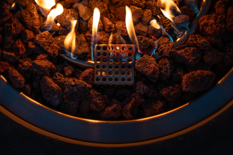 Pierre de lave et flamme réglable sur le brasero York à Apt 84