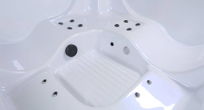 Zoom sur la cuve intérieur du spa rigide SQUARE pour 5 personnes 